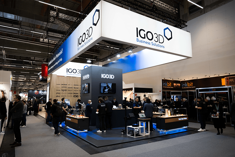 igo3d-formnext2021-booth-with-people